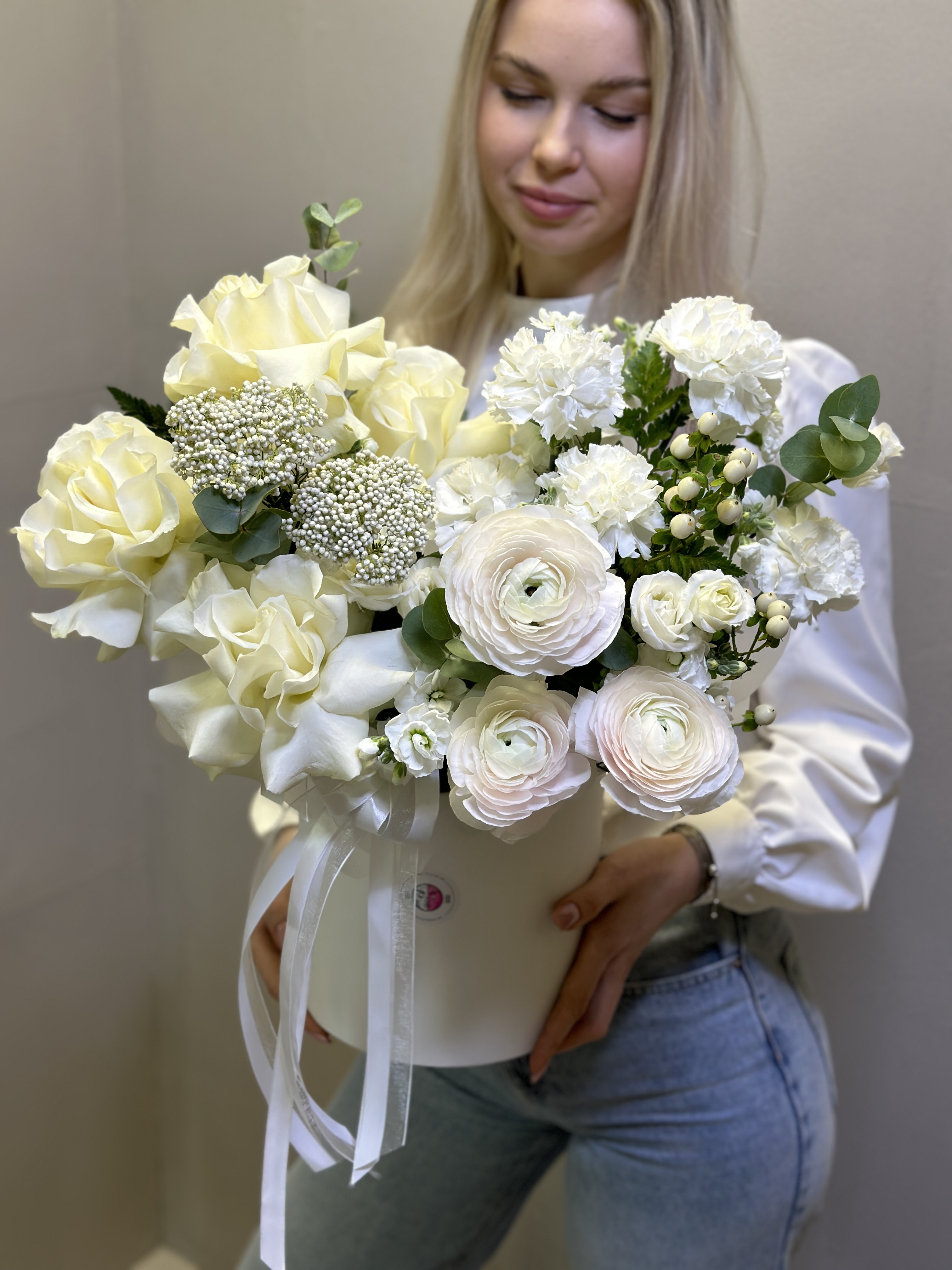 Композиция в шляпной коробке в белой гамме 034